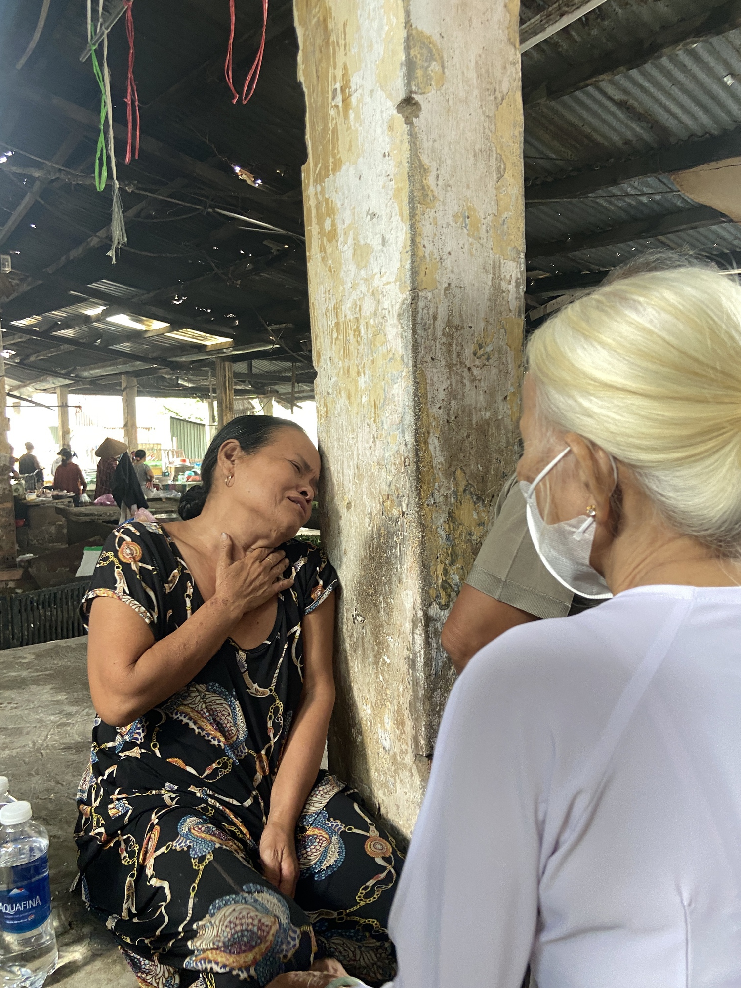 TP.HCM: Hiện trường vụ ch&aacute;y sau chợ B&igrave;nh Trưng, tiểu thương bật kh&oacute;c trước cảnh hoang t&agrave;n- Ảnh 6.