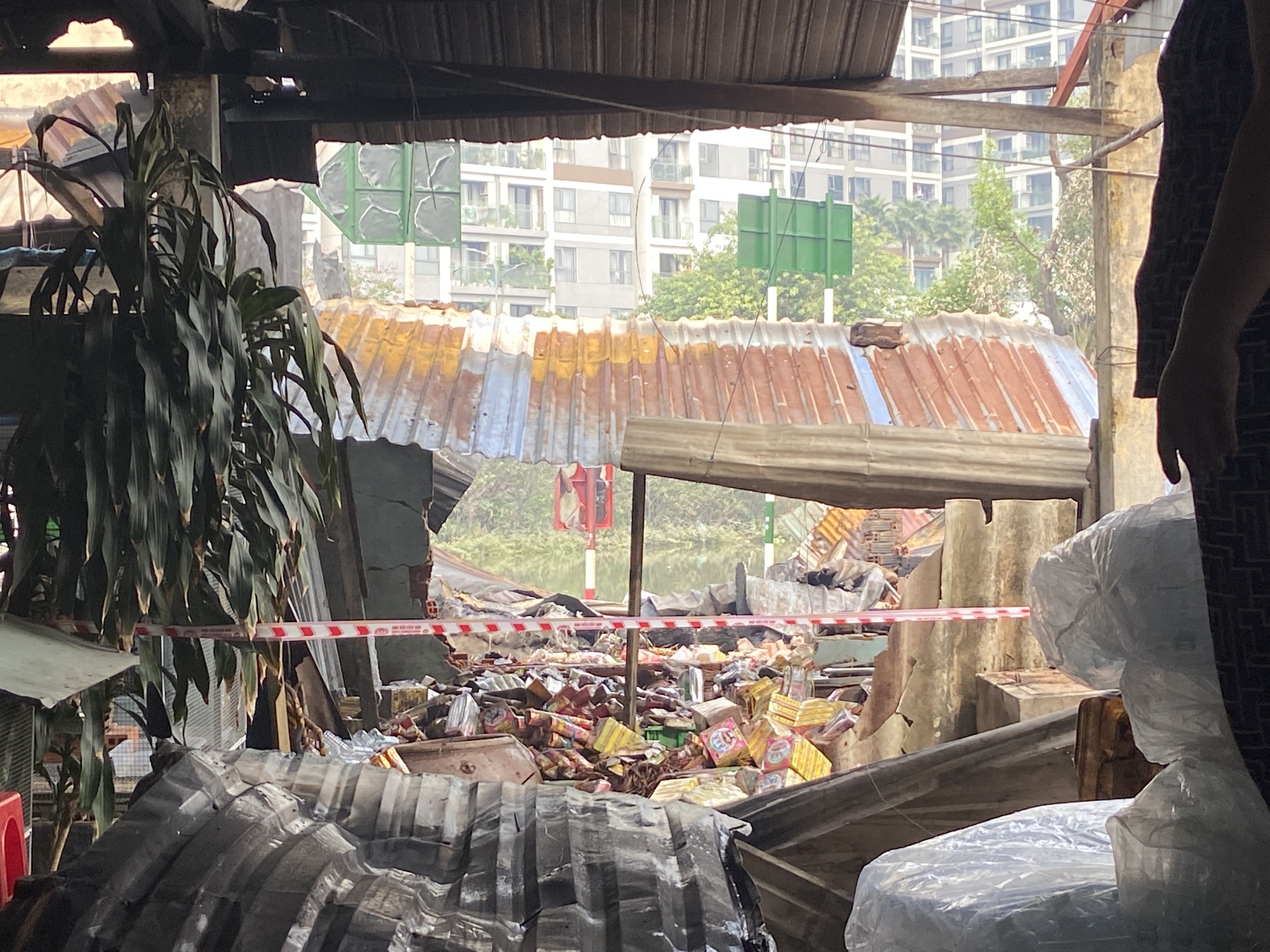 TP.HCM: Hiện trường vụ ch&aacute;y sau chợ B&igrave;nh Trưng, tiểu thương bật kh&oacute;c trước cảnh hoang t&agrave;n- Ảnh 5.