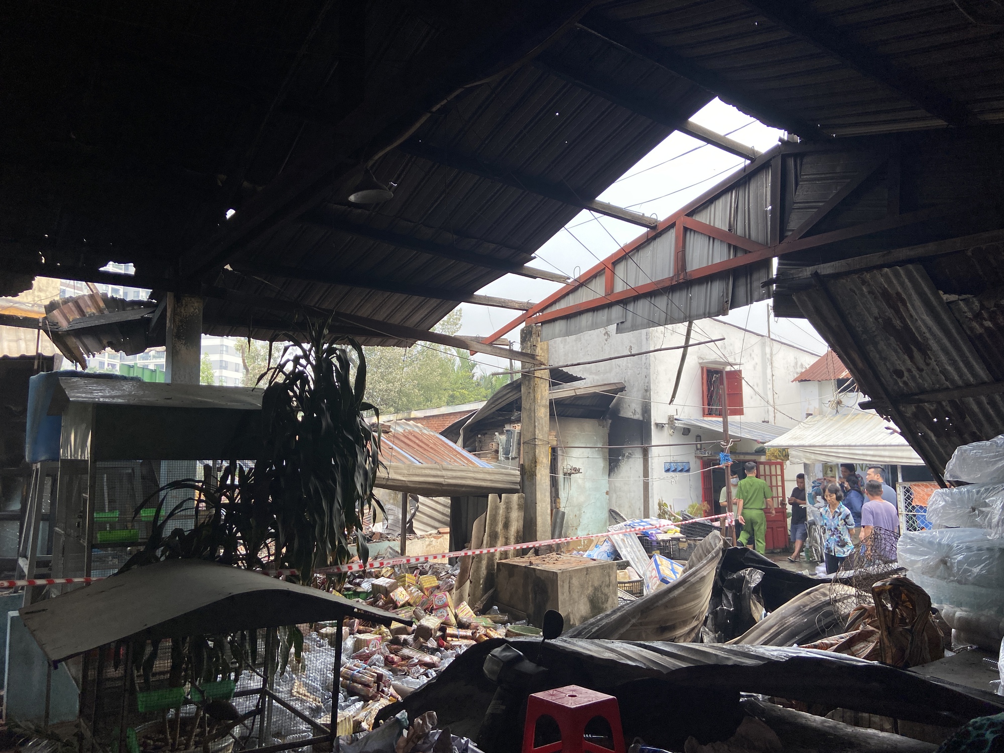 TP.HCM: Hiện trường vụ ch&aacute;y sau chợ B&igrave;nh Trưng, tiểu thương bật kh&oacute;c trước cảnh hoang t&agrave;n- Ảnh 3.