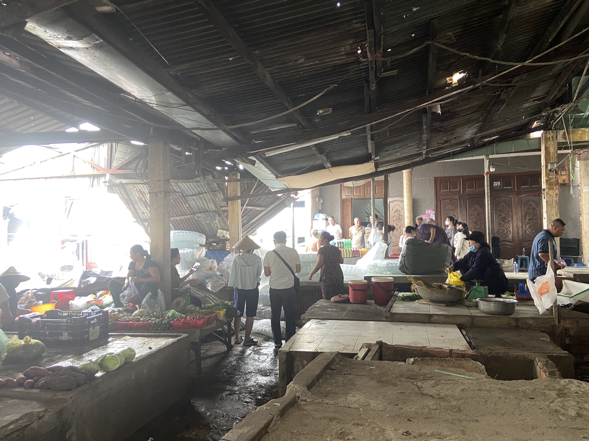 TP.HCM: Hiện trường vụ ch&aacute;y sau chợ B&igrave;nh Trưng, tiểu thương bật kh&oacute;c trước cảnh hoang t&agrave;n- Ảnh 2.