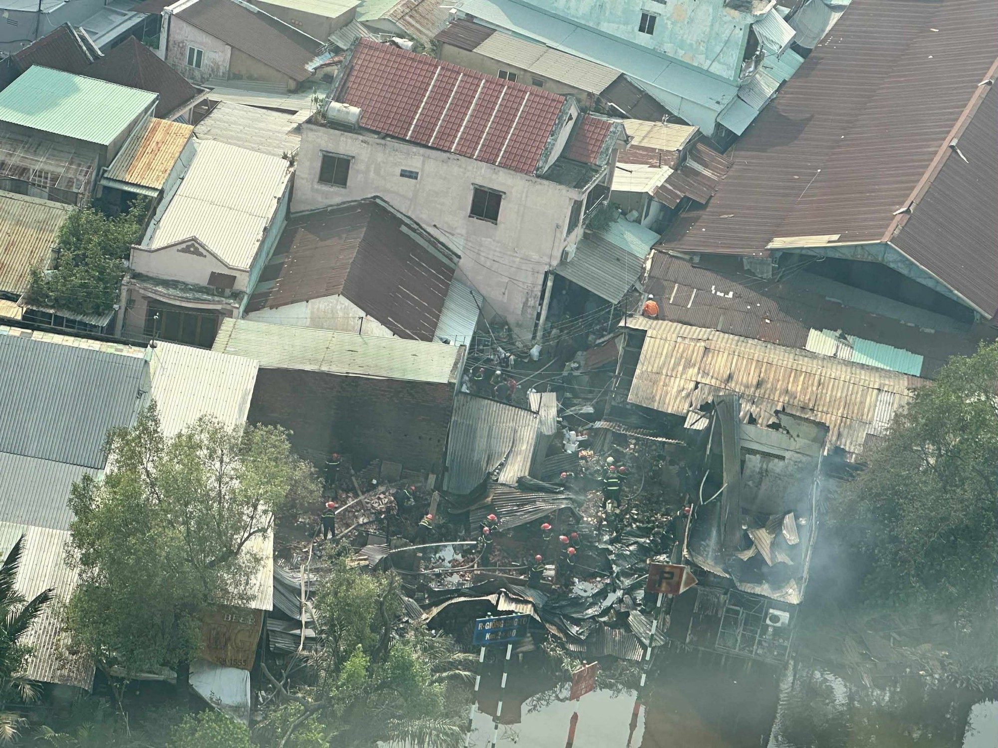 TP.HCM: Hiện trường vụ ch&aacute;y sau chợ B&igrave;nh Trưng, tiểu thương bật kh&oacute;c trước cảnh hoang t&agrave;n- Ảnh 1.