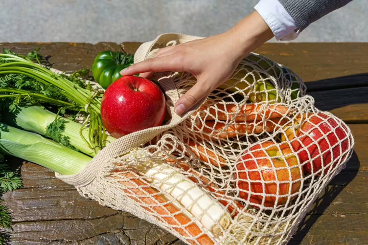 Bất ngờ ph&aacute;t hiện 5 thực phẩm quen thuộc chứa vi nhựa- Ảnh 1.