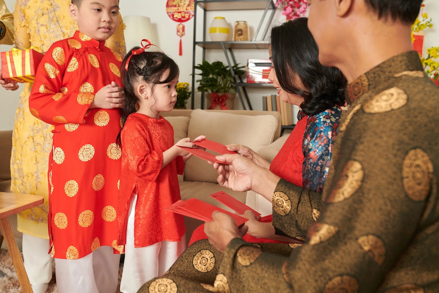 Cứ gần Tết lại đau đầu chuyện cũ: &ldquo;Tịch thu&rdquo; hay để con tự giữ tiền l&igrave; x&igrave;? Quyết định của cha mẹ c&oacute; thể theo con cả đời- Ảnh 1.