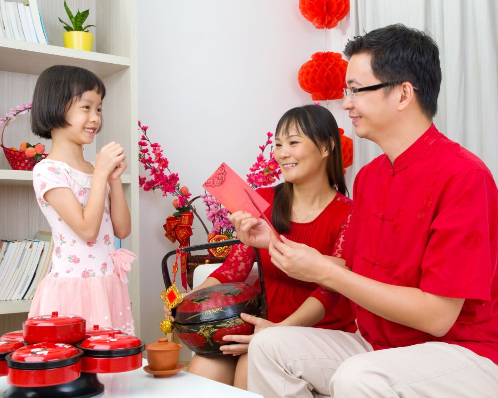 Cứ gần Tết lại đau đầu chuyện cũ: &ldquo;Tịch thu&rdquo; hay để con tự giữ tiền l&igrave; x&igrave;? Quyết định của cha mẹ c&oacute; thể theo con cả đời- Ảnh 2.