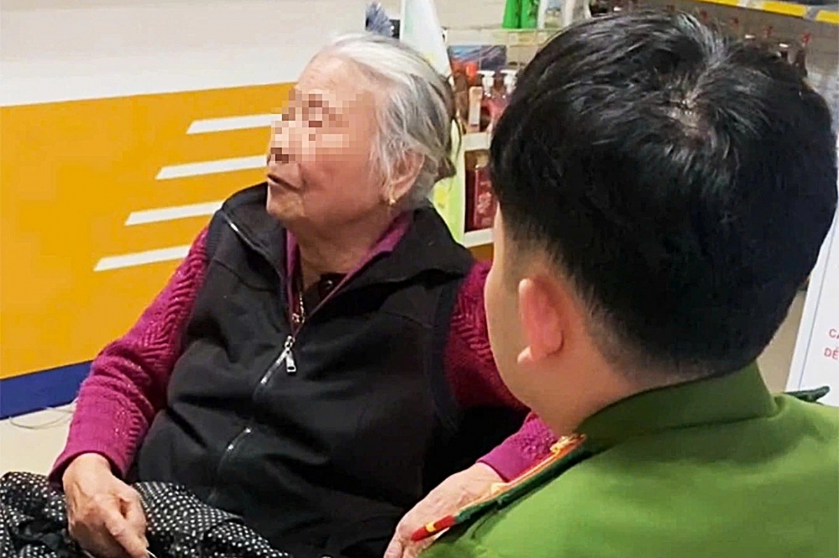 Nghe một cuộc điện thoại, cụ bà 79 tuổi suýt mất trắng 300 triệu tiền dưỡng già vì tội... buôn ma túy- Ảnh 1. Nghe một cuộc điện thoại, cụ bà 79 tuổi suýt mất trắng 300 triệu tiền dưỡng già vì tội... buôn ma túy- Ảnh 1.