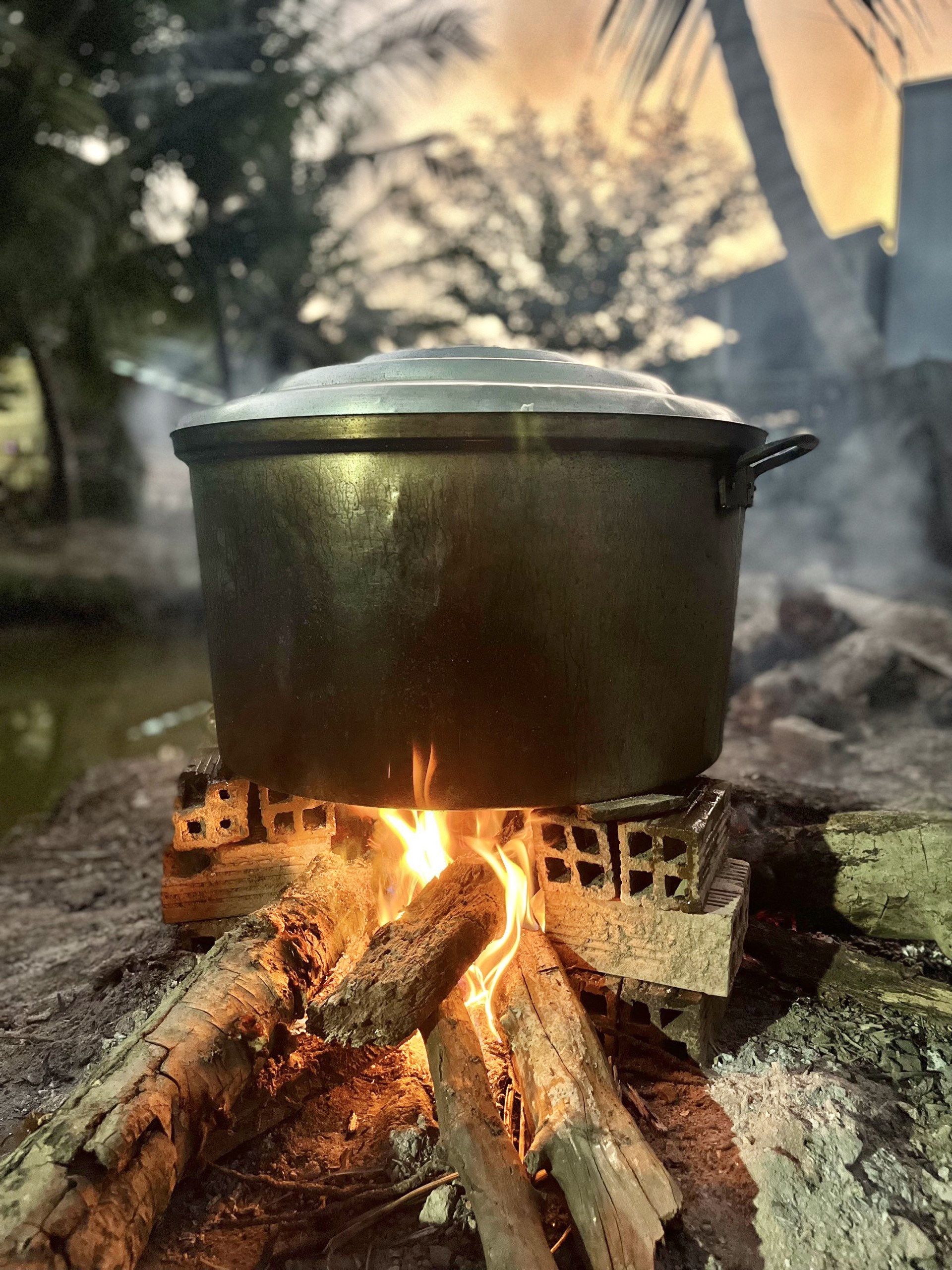 Kh&aacute;ch T&acirc;y tự trải nghiệm việc vốn "d&agrave;nh cho n&ocirc;ng d&acirc;n Việt Nam" xưa: L&agrave;m 1 h&agrave;nh động khiến ai cũng cười- Ảnh 2.