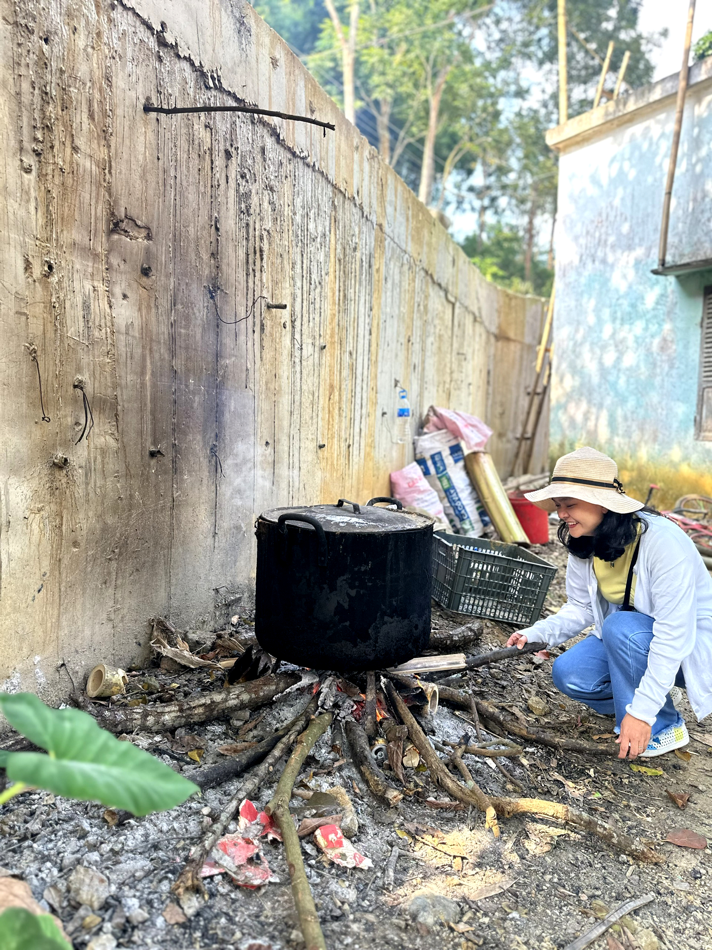Kh&aacute;ch T&acirc;y tự trải nghiệm việc vốn "d&agrave;nh cho n&ocirc;ng d&acirc;n Việt Nam" xưa: L&agrave;m 1 h&agrave;nh động khiến ai cũng cười- Ảnh 4.