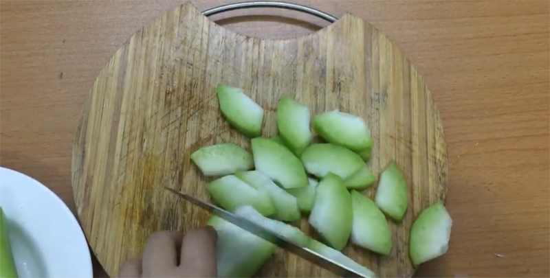 T&ocirc;i đ&atilde; tho&aacute;t khỏi chứng t&aacute;o b&oacute;n nhờ 2 ly nước v&agrave; 1 m&oacute;n ăn học từ mẹ, bụng dưới giờ gần như phẳng l&igrave;- Ảnh 1.