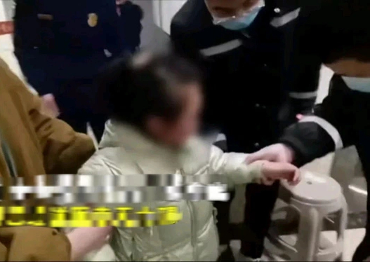 B&eacute; g&aacute;i kh&oacute;c th&eacute;t v&igrave; kẹt ng&oacute;n tay v&agrave;o cửa si&ecirc;u thị suốt nửa tiếng nhưng nh&acirc;n vi&ecirc;n nhất quyết kh&ocirc;ng giải cứu: L&yacute; do g&acirc;y phẫn nộ- Ảnh 3.