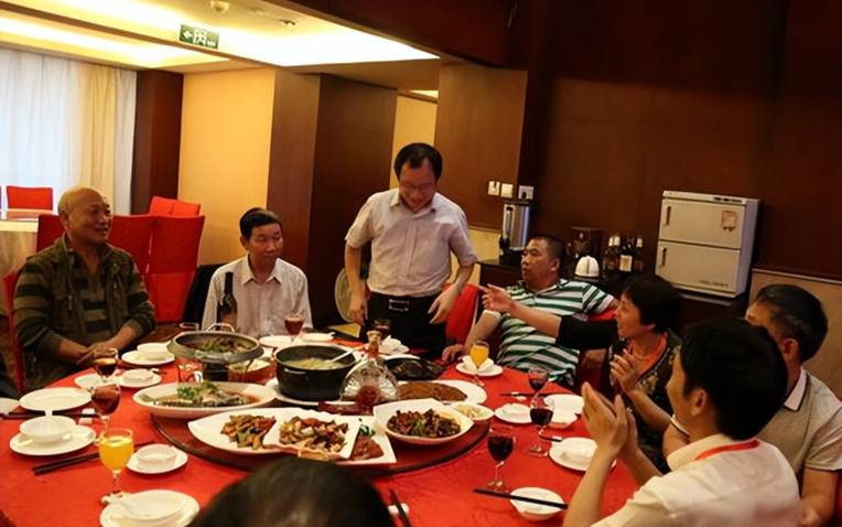 Lớp trưởng bị bạn học cũ &eacute;p thanh to&aacute;n ho&aacute; đơn hơn 56 triệu đồng, một c&acirc;u n&oacute;i của &ldquo;hoa kh&ocirc;i lớp&rdquo; đ&atilde; thay đổi tất cả- Ảnh 1.