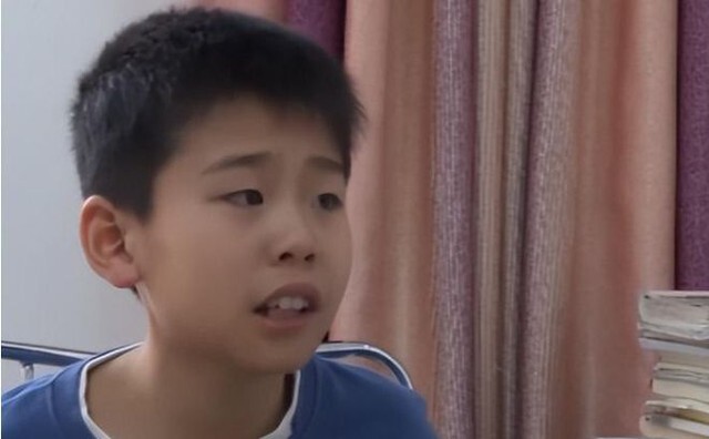 Cậu b&eacute; nhặt được bọc tiền 900 triệu đồng nhưng người mất khẳng định chỉ đ&aacute;nh rơi 75 triệu, cảnh s&aacute;t triển khai biện ph&aacute;p nghiệp vụ v&agrave;o cuộc- Ảnh 1.