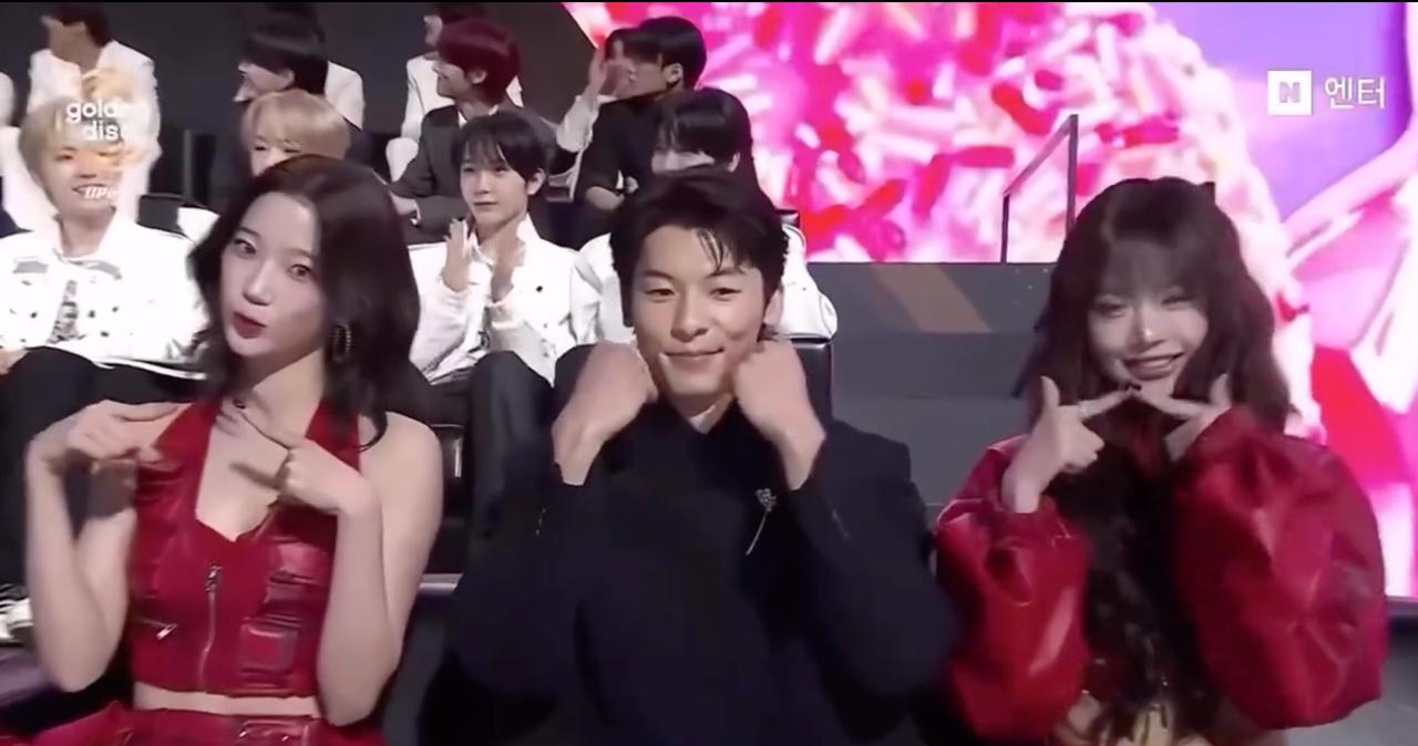 Không biết đâu ra mỹ nam "nũng nịu" thế này, nhan sắc cách 16 tuổi vẫn "giật đẹp" spotlight 2 mỹ nhân- Ảnh 1.