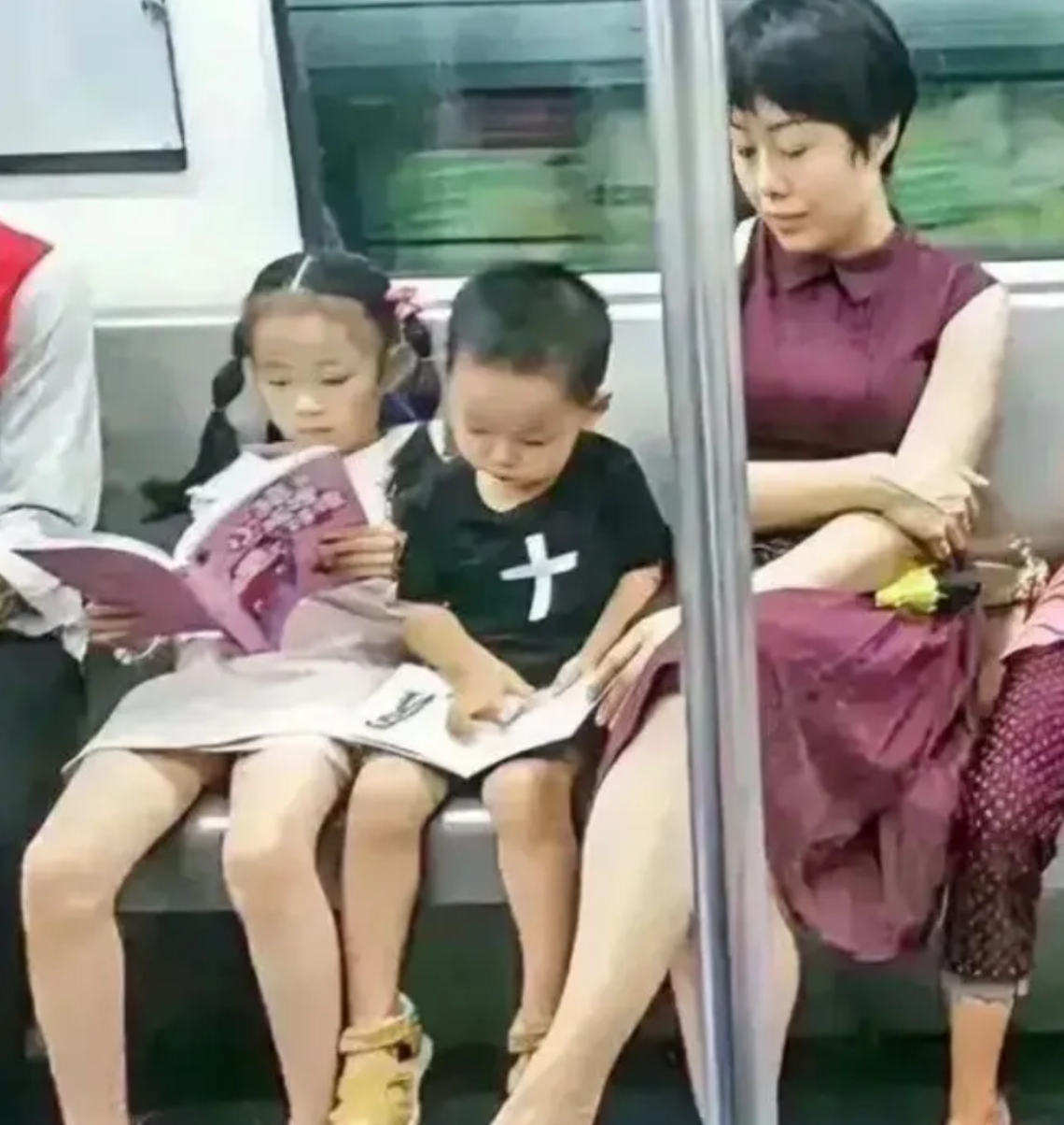 2 gia đ&igrave;nh c&oacute; 2 con tr&ecirc;n t&agrave;u điện ngầm: Khoảng c&aacute;ch kh&ocirc;ng nằm ở tiền bạc, m&agrave; ở c&aacute;ch dạy con- Ảnh 2.