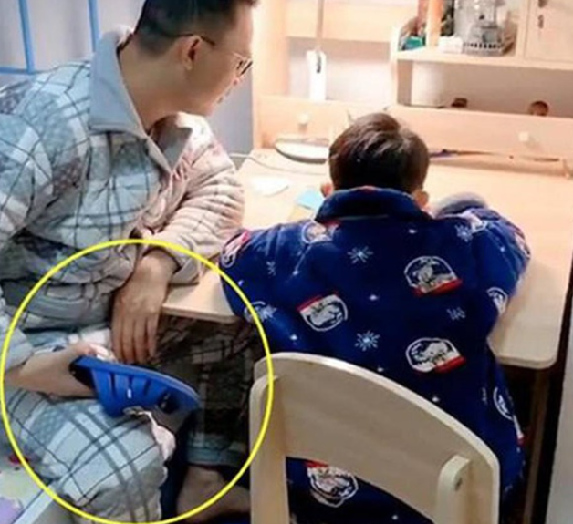 Mỗi lần nghe tiếng xe bố về, con trai t&ocirc;i lại c&oacute; h&agrave;nh động khiến t&ocirc;i đau thắt l&ograve;ng- Ảnh 1.