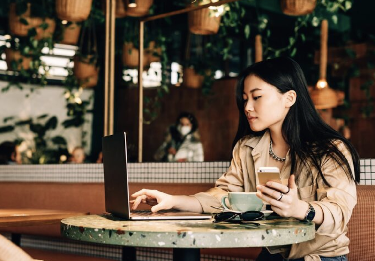 Đi c&agrave; ph&ecirc; bị người lạ đổ nước v&agrave;o laptop, nếu t&ocirc;i tin lời trấn an "kh&ocirc;ng sao đ&acirc;u" th&igrave; giờ n&agrave;y đ&atilde; phải &ocirc;m hận- Ảnh 1.