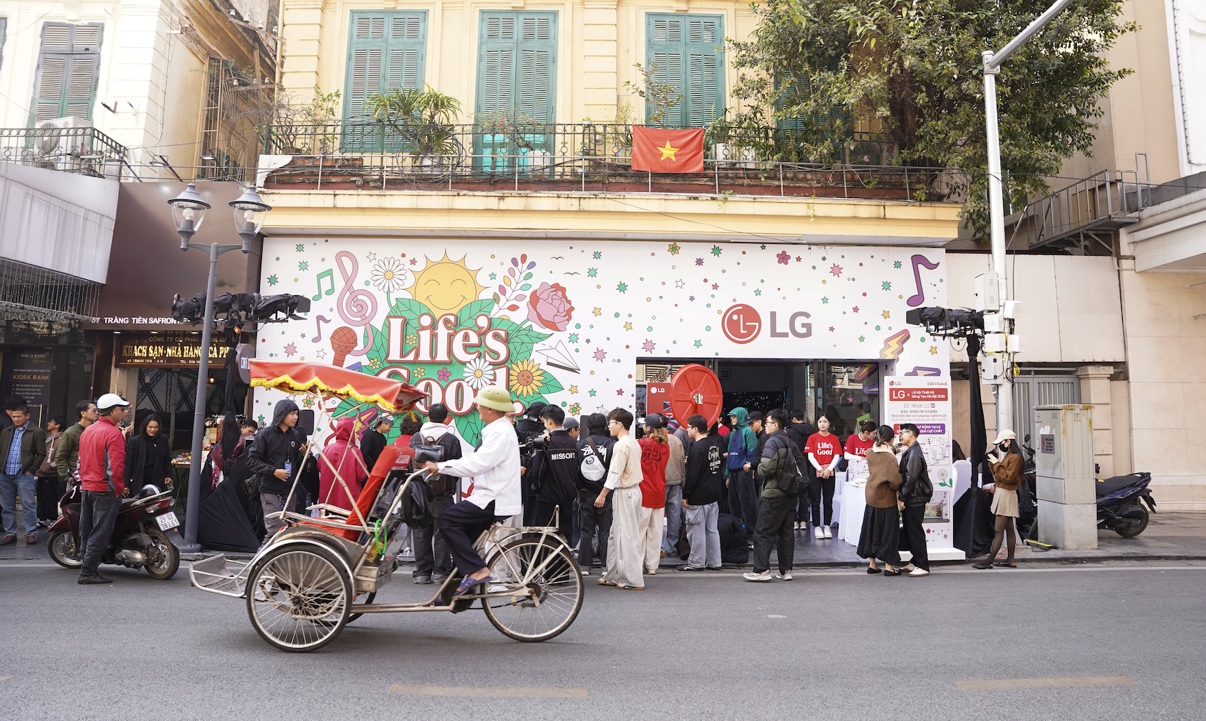 Lễ hội Thiết kế Sáng tạo Hà Nội 2026 tấp nập ngay hồ Hoàn Kiếm, giới trẻ hào hứng trải nghiệm gian hàng LG và loạt local brand siêu nghệ- Ảnh 1. Lễ hội Thiết kế Sáng tạo Hà Nội 2026 tấp nập ngay hồ Hoàn Kiếm, giới trẻ hào hứng trải nghiệm gian hàng LG và loạt local brand siêu nghệ- Ảnh 1.