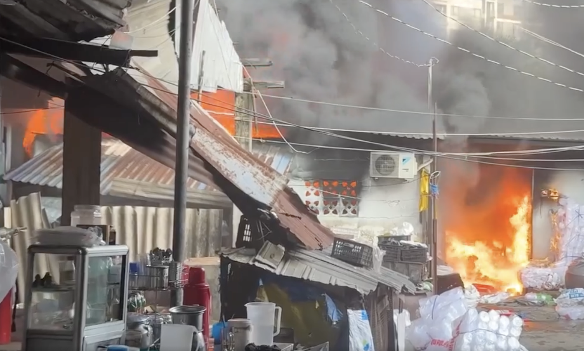 Ch&aacute;y lớn nh&agrave; d&acirc;n ph&iacute;a sau lưng chợ B&igrave;nh Trưng, TPHCM- Ảnh 1.