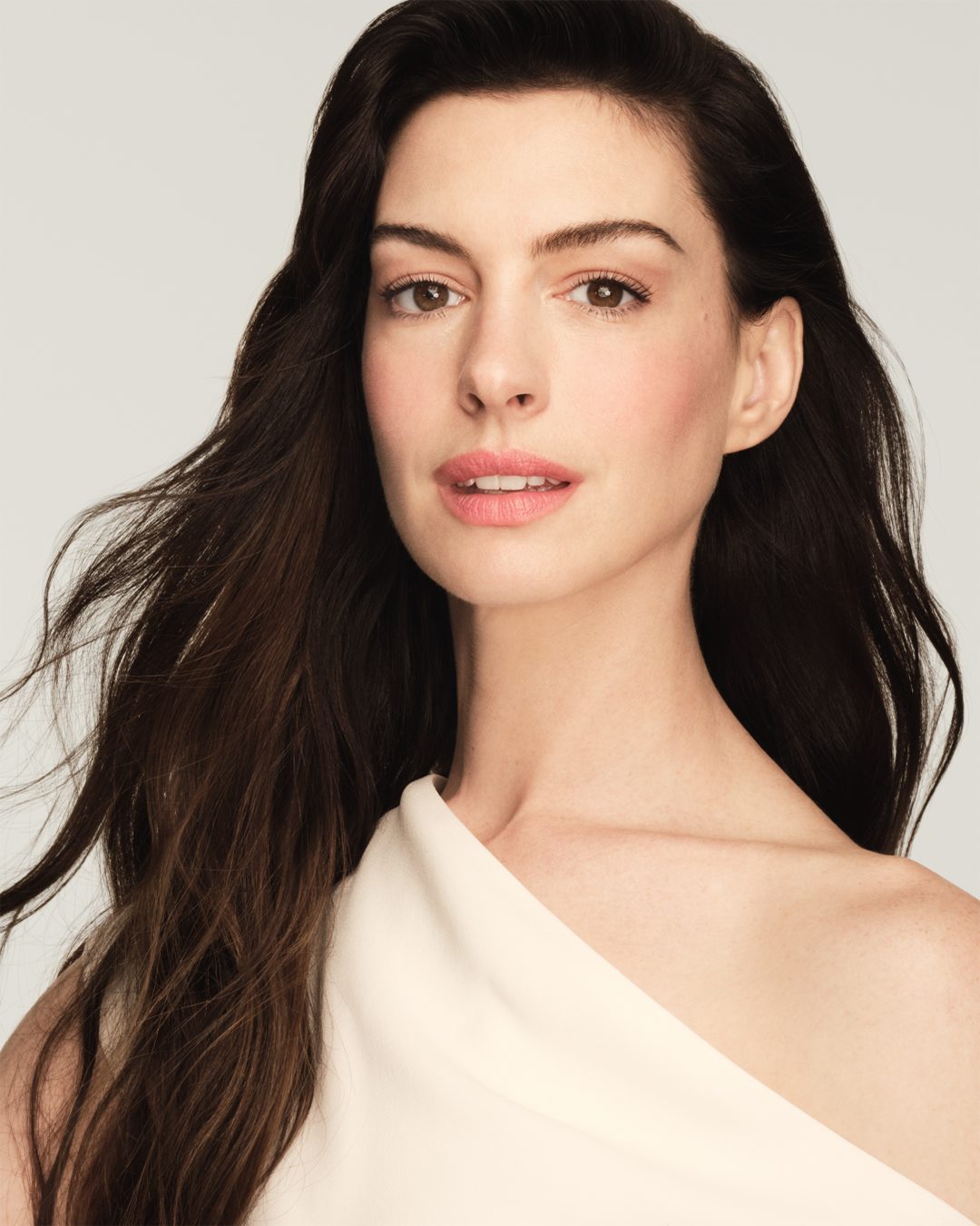 Quảng c&aacute;o sản phẩm chống l&atilde;o ho&aacute; của Anne Hathaway g&acirc;y tranh c&atilde;i- Ảnh 2.