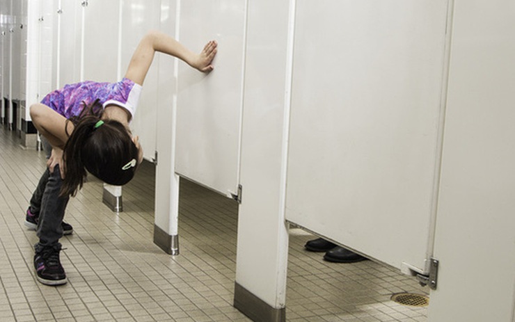 Lý do vì sao dưới cửa nhà vệ sinh công cộng luôn có 1 khe hở: Quan trọng hơn nhiều người nghĩ- Ảnh 3. Lý do vì sao dưới cửa nhà vệ sinh công cộng luôn có 1 khe hở: Quan trọng hơn nhiều người nghĩ- Ảnh 3.