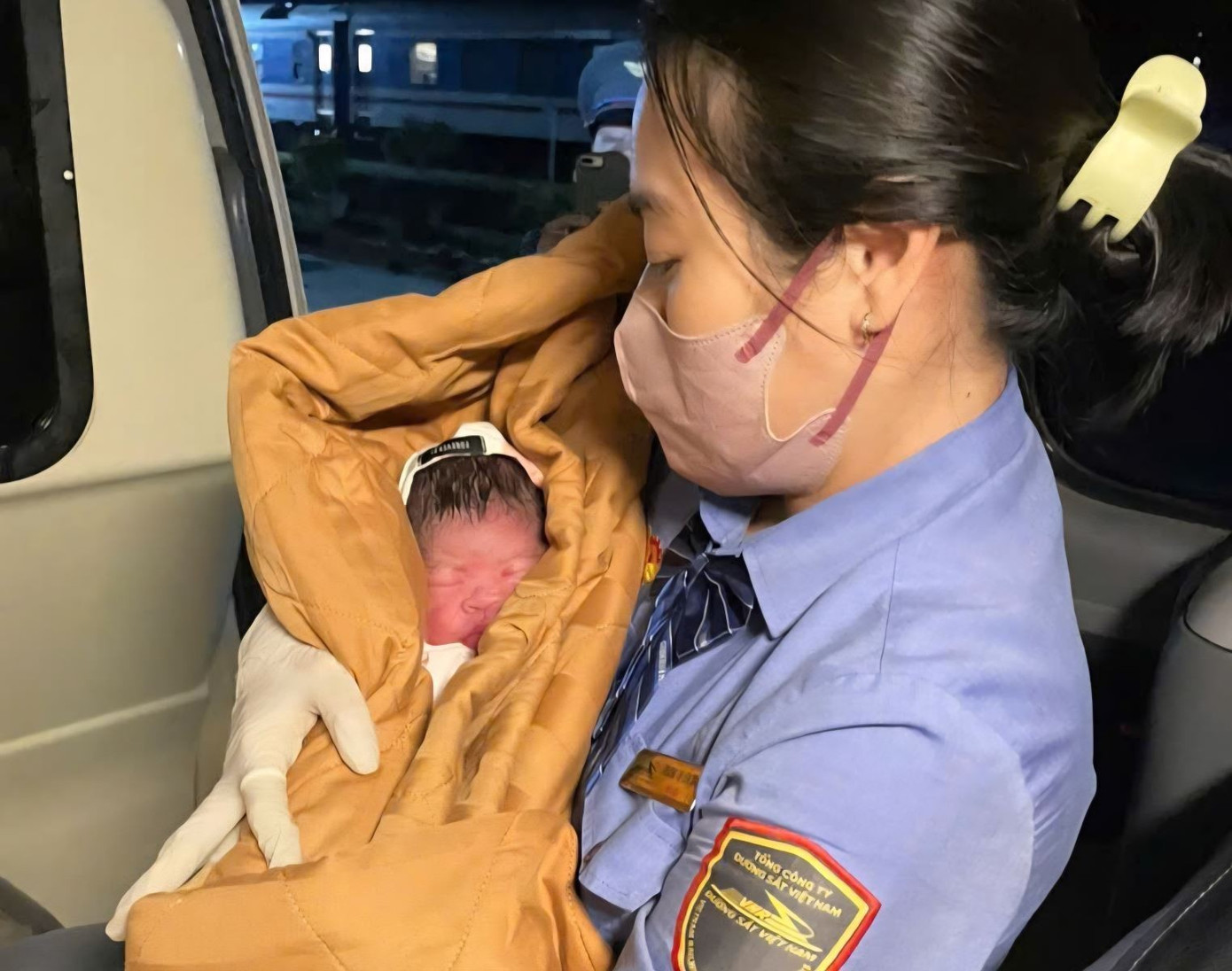 Bé trai chào đời trên tàu Thống Nhất đầu năm mới