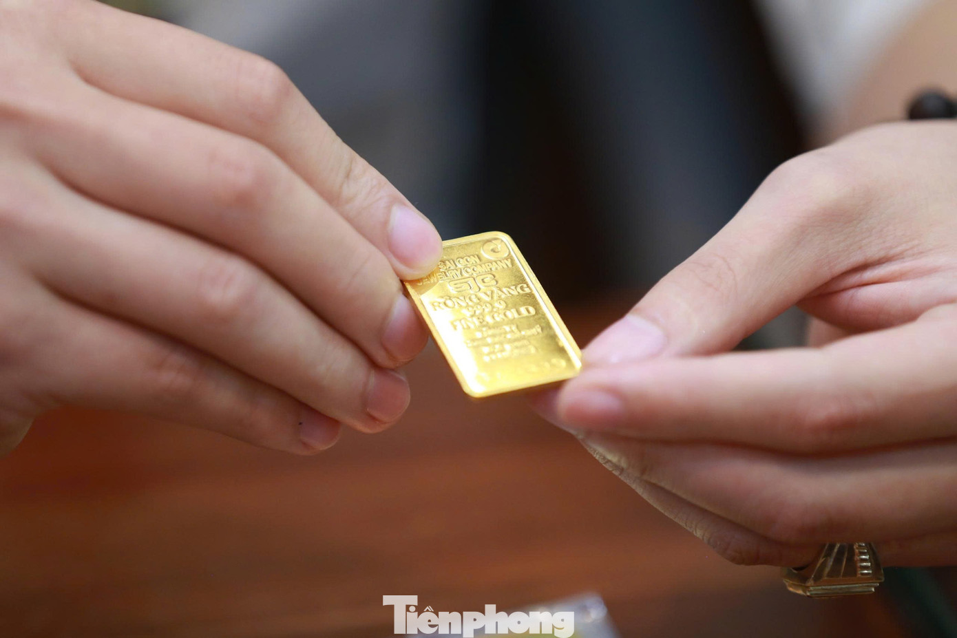 Gi&aacute; v&agrave;ng đồng loạt tăng mạnh, Ng&acirc;n h&agrave;ng Nh&agrave; nước ra quy định mới- Ảnh 1.