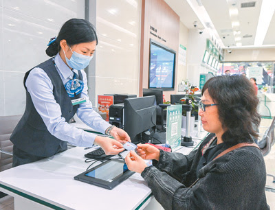 R&uacute;t 836 triệu của con g&aacute;i từ nước ngo&agrave;i gửi về, nh&acirc;n vi&ecirc;n ng&acirc;n h&agrave;ng lắc đầu: Kh&ocirc;ng c&oacute; ai gửi tiền v&agrave;o m&agrave; c&ograve;n bị mất tiền- Ảnh 1.