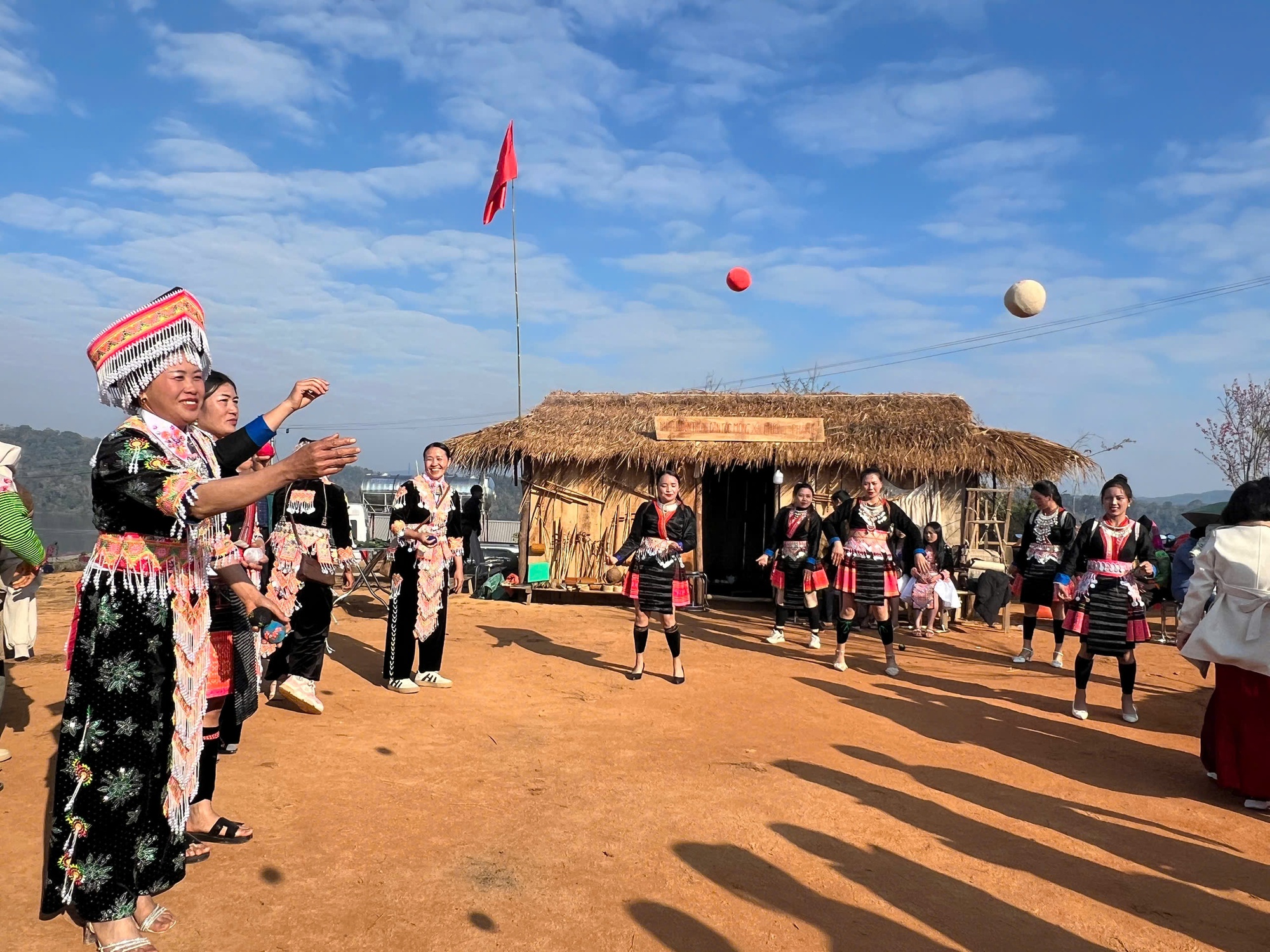 Điện Bi&ecirc;n: Hơn 300.000 gốc anh đ&agrave;o khoe sắc rực rỡ giữa l&ograve;ng hồ P&aacute; Khoang- Ảnh 3.