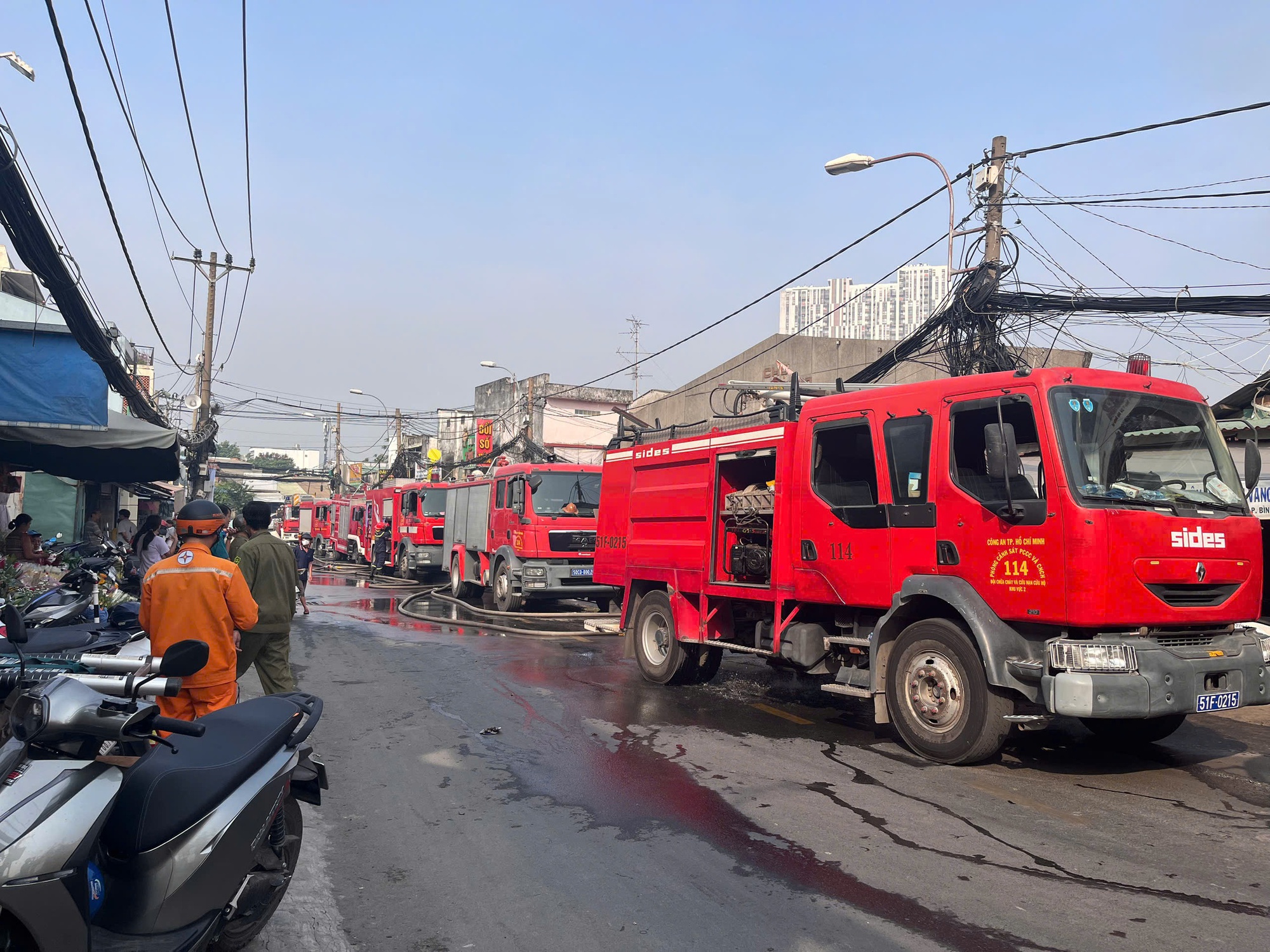 Ch&ugrave;m ảnh vụ ch&aacute;y lớn ở TPHCM v&agrave;o s&aacute;ng nay- Ảnh 1.