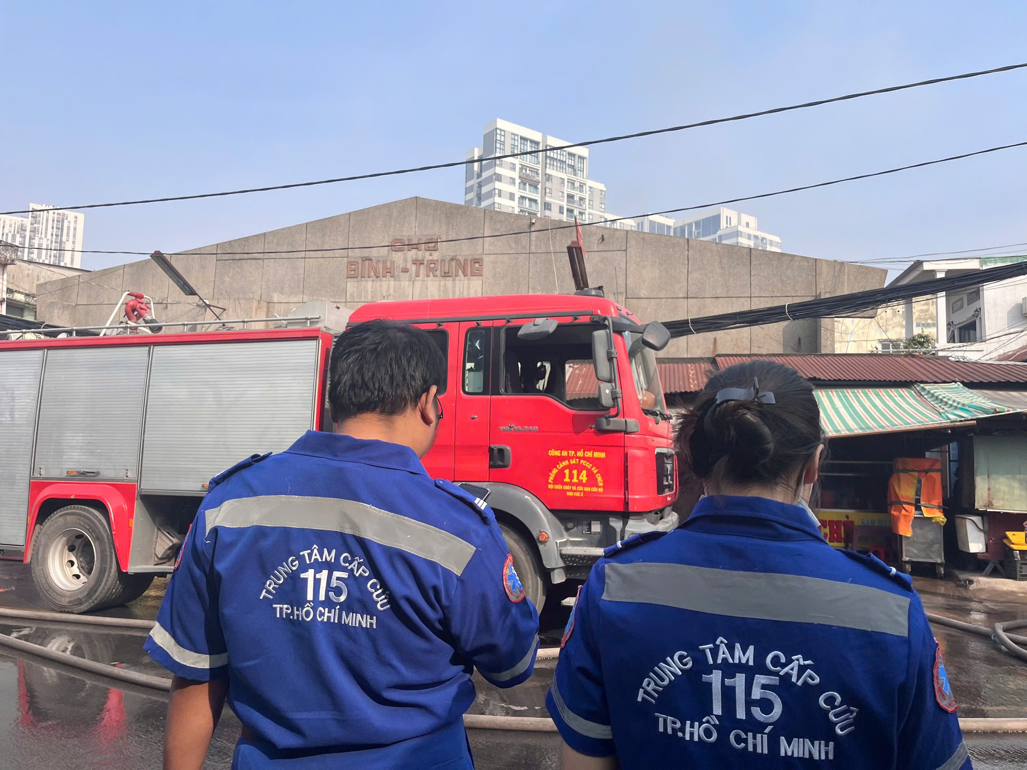 Ch&ugrave;m ảnh vụ ch&aacute;y lớn ở TPHCM v&agrave;o s&aacute;ng nay- Ảnh 3.