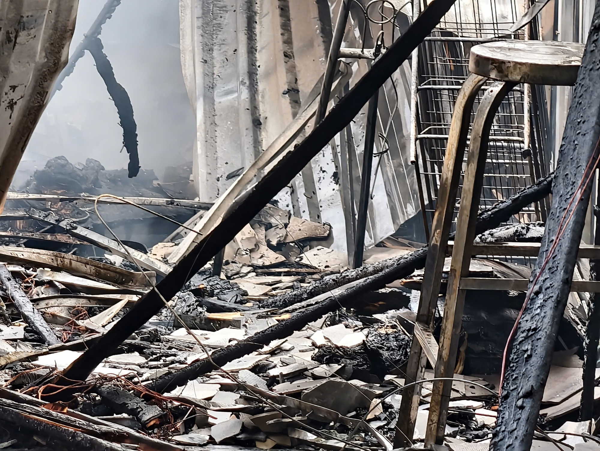 Ch&ugrave;m ảnh vụ ch&aacute;y lớn ở TPHCM v&agrave;o s&aacute;ng nay- Ảnh 7.