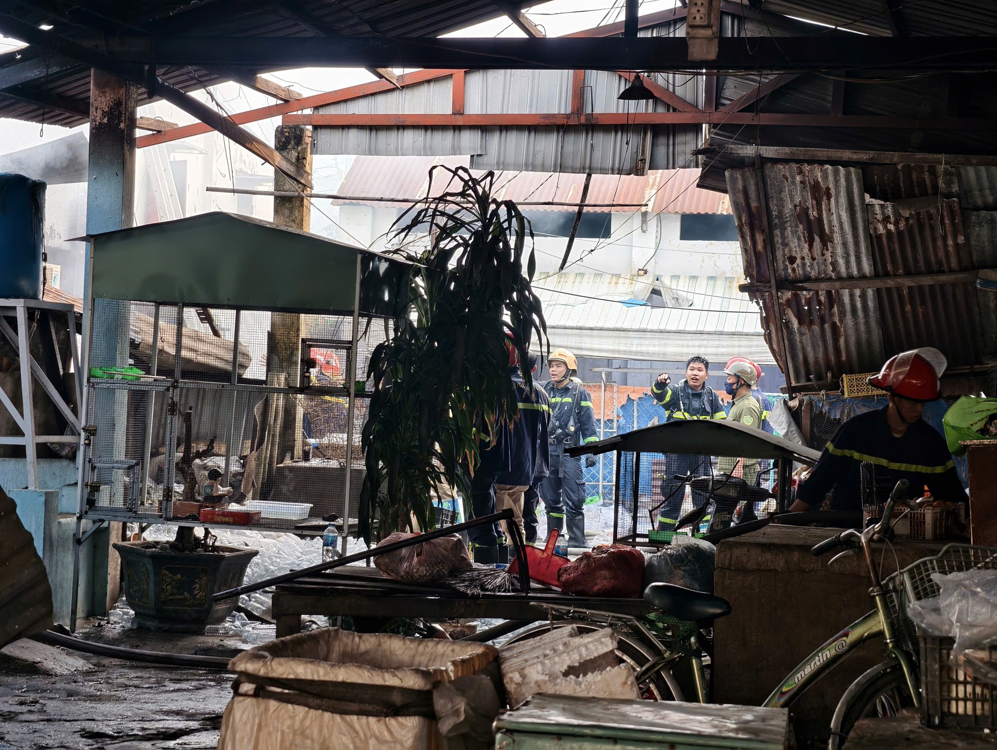 Ch&ugrave;m ảnh vụ ch&aacute;y lớn ở TPHCM v&agrave;o s&aacute;ng nay- Ảnh 6.