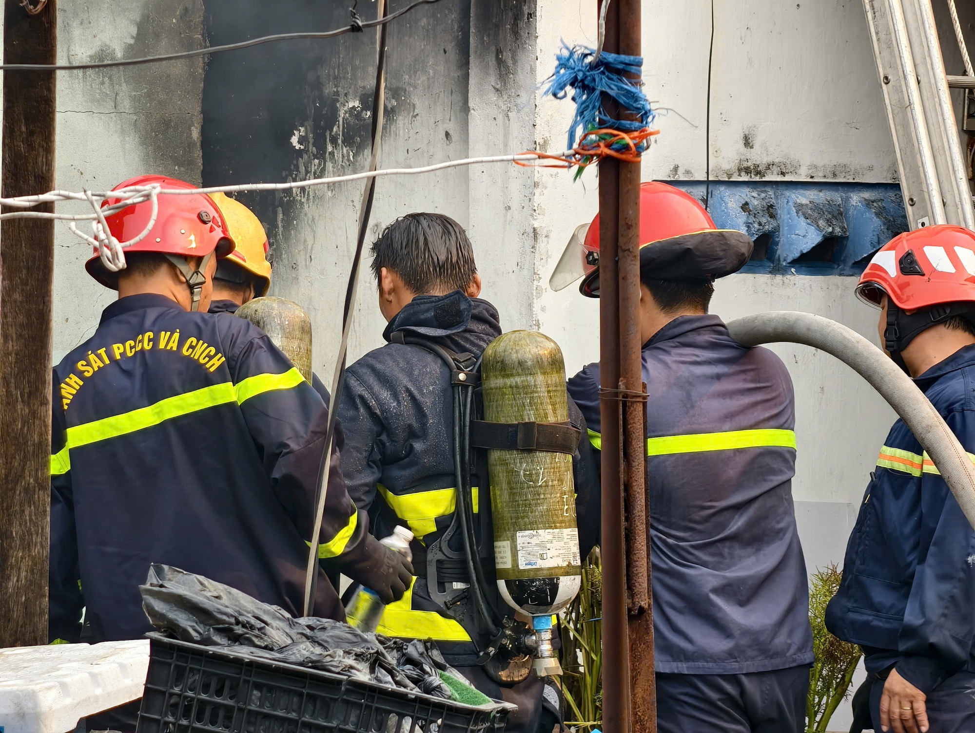 Ch&ugrave;m ảnh vụ ch&aacute;y lớn ở TPHCM v&agrave;o s&aacute;ng nay- Ảnh 8.