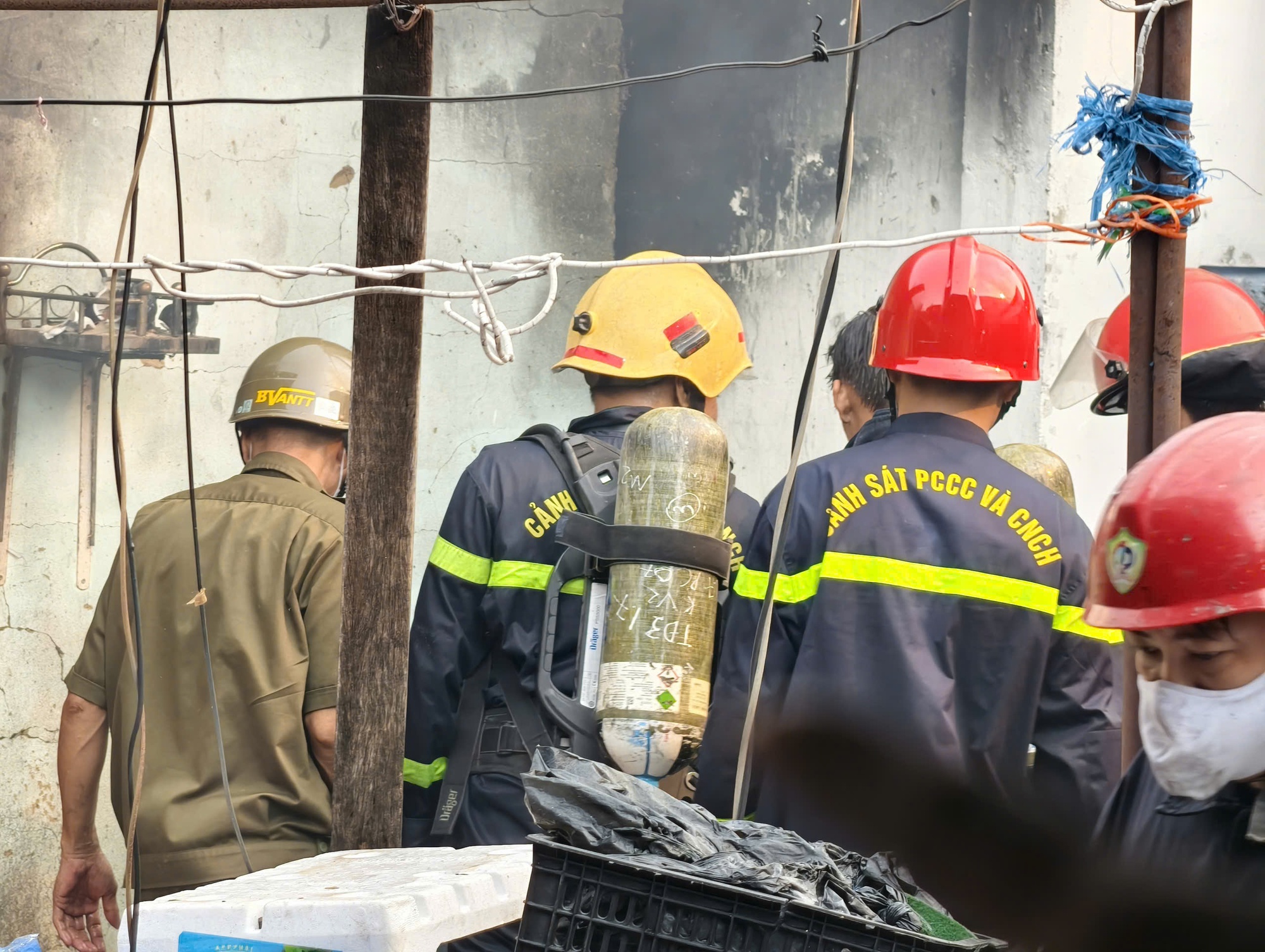 Ch&ugrave;m ảnh vụ ch&aacute;y lớn ở TPHCM v&agrave;o s&aacute;ng nay- Ảnh 5.