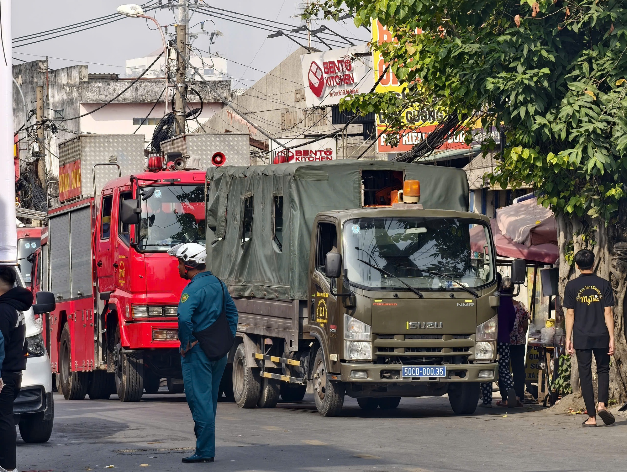 Ch&ugrave;m ảnh vụ ch&aacute;y lớn ở TPHCM v&agrave;o s&aacute;ng nay- Ảnh 4.