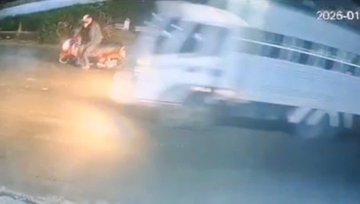 Ô tô dán chữ “Tập lái” được camera ghi lại sau khi người đàn ông gặp nạn tử vong- Ảnh 1. Ô tô dán chữ “Tập lái” được camera ghi lại sau khi người đàn ông gặp nạn tử vong- Ảnh 1.