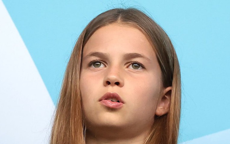 Bức ảnh sinh nhật 9 tuổi của C&ocirc;ng ch&uacute;a Charlotte g&acirc;y b&atilde;o: Chỉ một d&aacute;ng đứng "thương hiệu" đ&atilde; lộ r&otilde; kh&iacute; chất bản sao ho&agrave;n hảo của bố William- Ảnh 1.