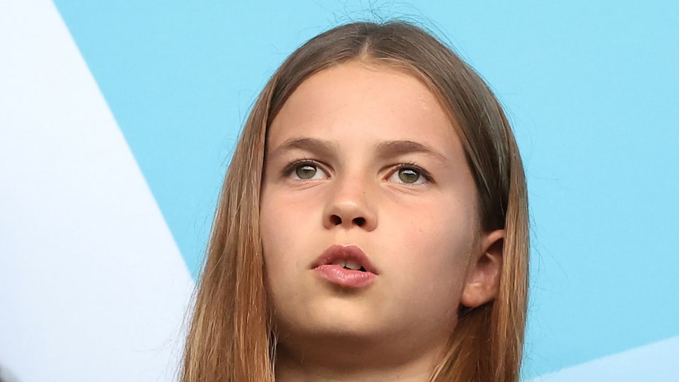 Bức ảnh sinh nhật 9 tuổi của C&ocirc;ng ch&uacute;a Charlotte g&acirc;y b&atilde;o: Chỉ một d&aacute;ng đứng "thương hiệu" đ&atilde; lộ r&otilde; kh&iacute; chất bản sao ho&agrave;n hảo của bố William- Ảnh 2.