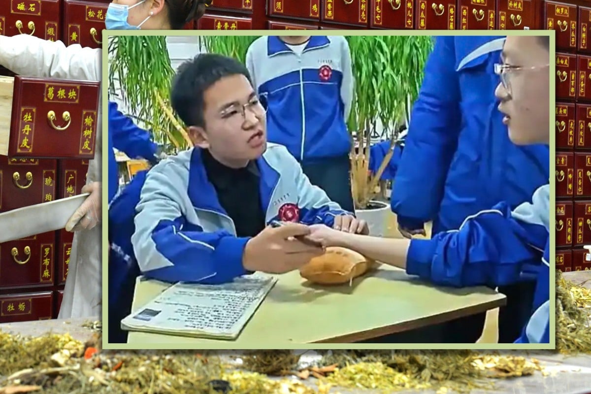 Ph&aacute;t hiện học sinh một lớp cứ đến giờ ra chơi l&agrave; lẳng lặng xếp h&agrave;ng trước b&agrave;n một bạn: Chuyện g&igrave; đ&acirc;y?- Ảnh 1.