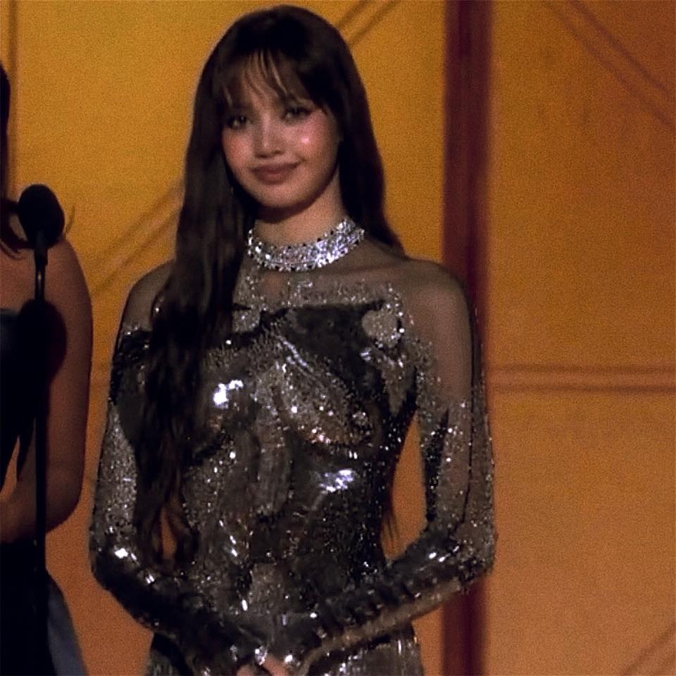 HOT nhất Quả Cầu V&agrave;ng 2026: Lisa (BLACKPINK) xuất hiện cạnh 1 nh&acirc;n vật quyền lực, cả MXH nức nở v&igrave; m&agrave;n tương t&aacute;c bất ngờ- Ảnh 3.