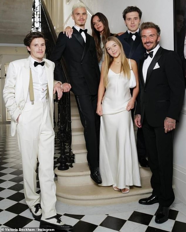 Con trai Beckham tiết lộ l&yacute; do gửi &ldquo;thư luật sư&rdquo; cho bố mẹ đẻ giữa l&uacute;c vợ xo&aacute; sạch ảnh với nh&agrave; chồng- Ảnh 4.