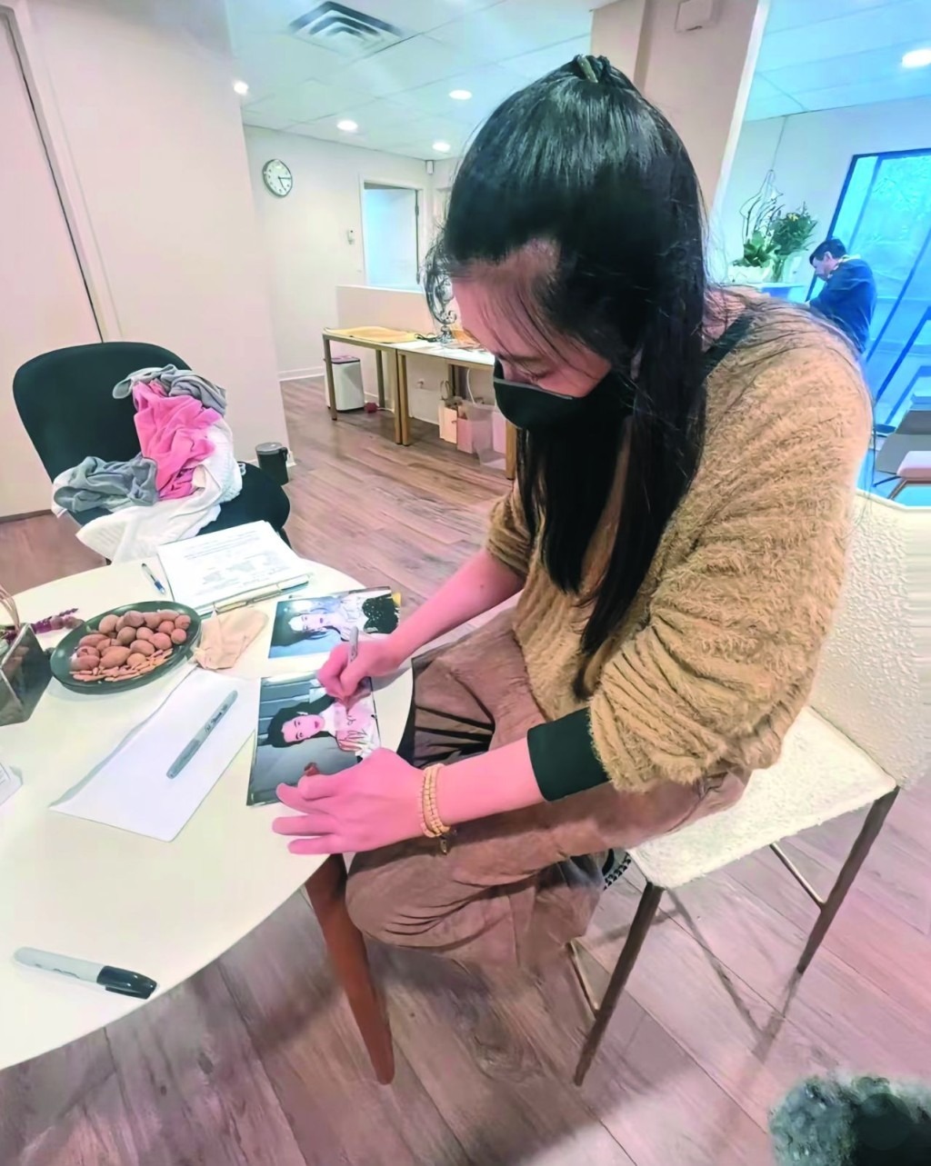 "Ngọc nữ đẹp khuynh đảo ch&acirc;u &Aacute;" nay mặt mũi biến dạng kh&ocirc;ng nhận ra, mở tiệm trị liệu massage gom bạc lẻ- Ảnh 23.