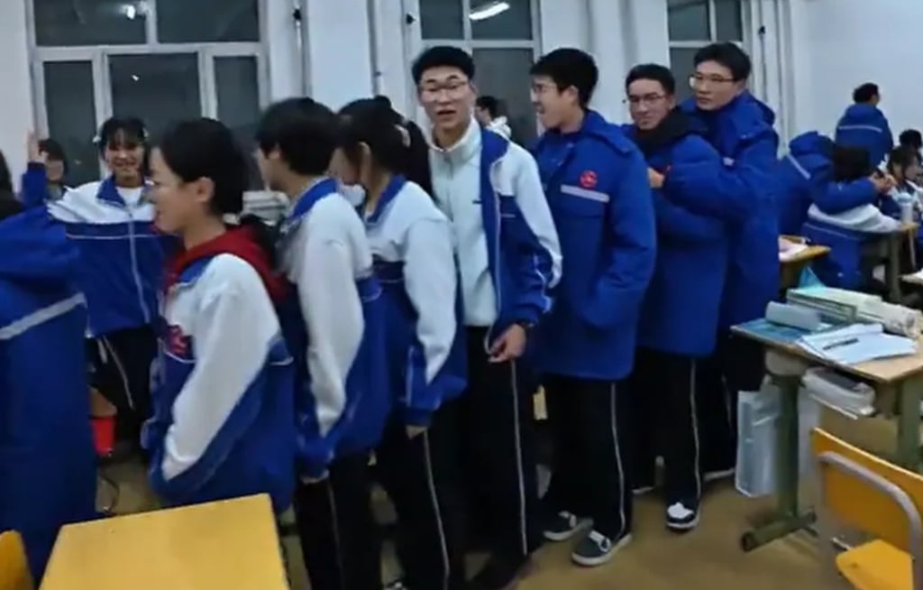 Ph&aacute;t hiện học sinh một lớp cứ đến giờ ra chơi l&agrave; lẳng lặng xếp h&agrave;ng trước b&agrave;n một bạn: Chuyện g&igrave; đ&acirc;y?- Ảnh 2.