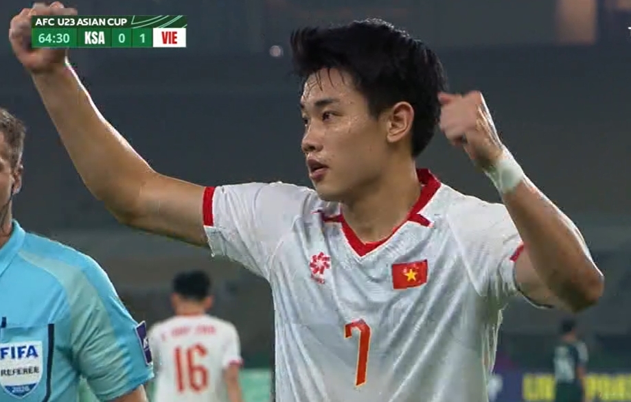 Đ&igrave;nh Bắc l&agrave; thần! Hạ đẹp U23 Saudi Arabia, ch&agrave;o cờ ăn mừng cỡ n&agrave;y th&igrave; thật sự "out tr&igrave;nh"- Ảnh 1.