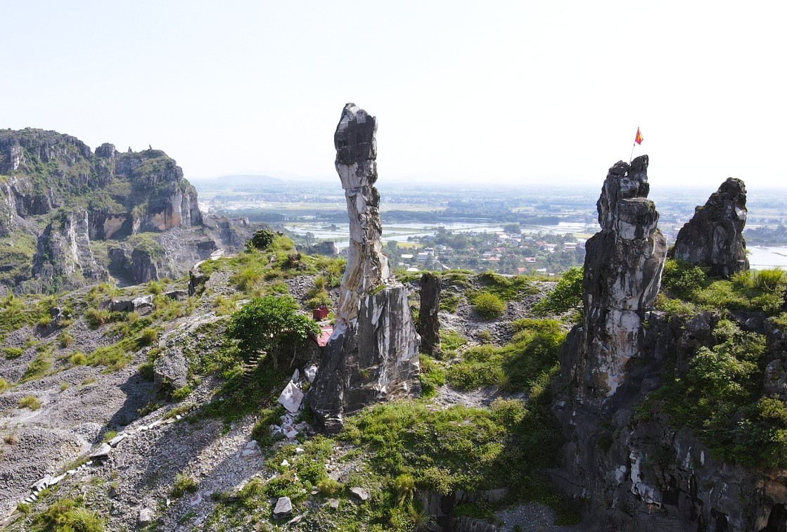 Diện mạo H&ograve;n Vọng Phu sau khi được đầu tư 17 tỉ đồng chống đổ sập- Ảnh 1.