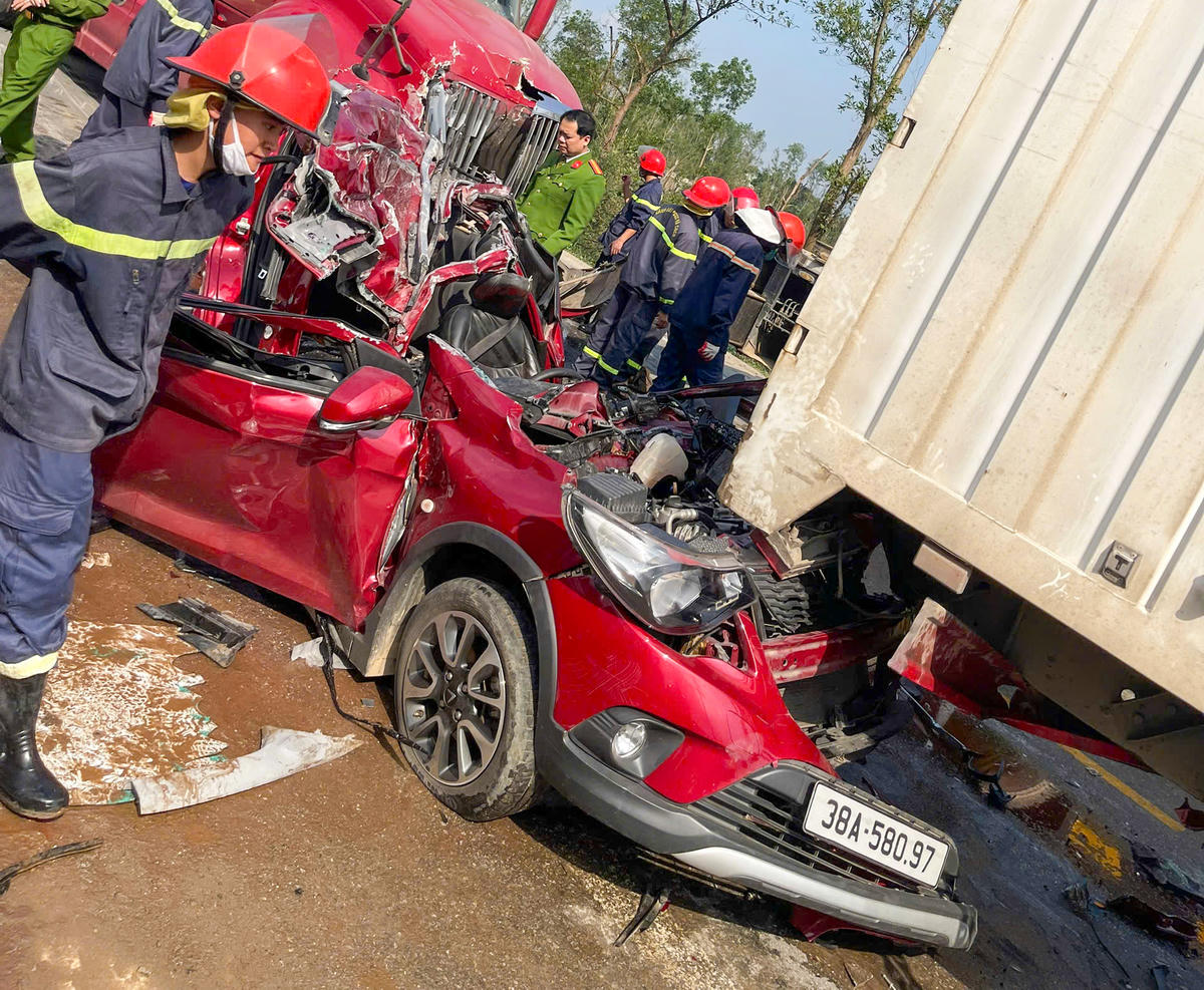 H&agrave; Tĩnh: Xe con mắc kẹt dưới gầm xe tải sau tai nạn li&ecirc;n ho&agrave;n, 3 người bị thương- Ảnh 2.