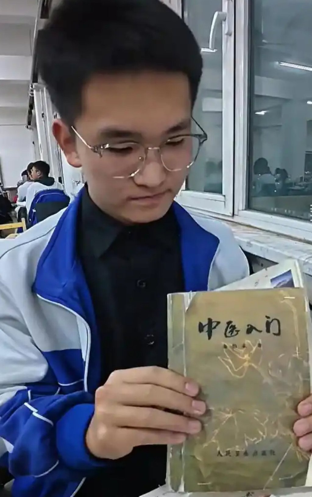 Ph&aacute;t hiện học sinh một lớp cứ đến giờ ra chơi l&agrave; lẳng lặng xếp h&agrave;ng trước b&agrave;n một bạn: Chuyện g&igrave; đ&acirc;y?- Ảnh 3.