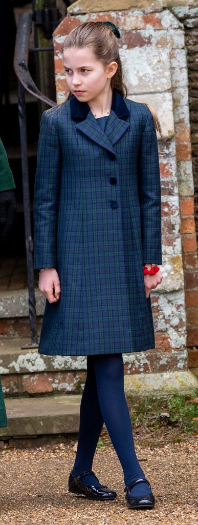 Bức ảnh sinh nhật 9 tuổi của C&ocirc;ng ch&uacute;a Charlotte g&acirc;y b&atilde;o: Chỉ một d&aacute;ng đứng "thương hiệu" đ&atilde; lộ r&otilde; kh&iacute; chất bản sao ho&agrave;n hảo của bố William- Ảnh 4.