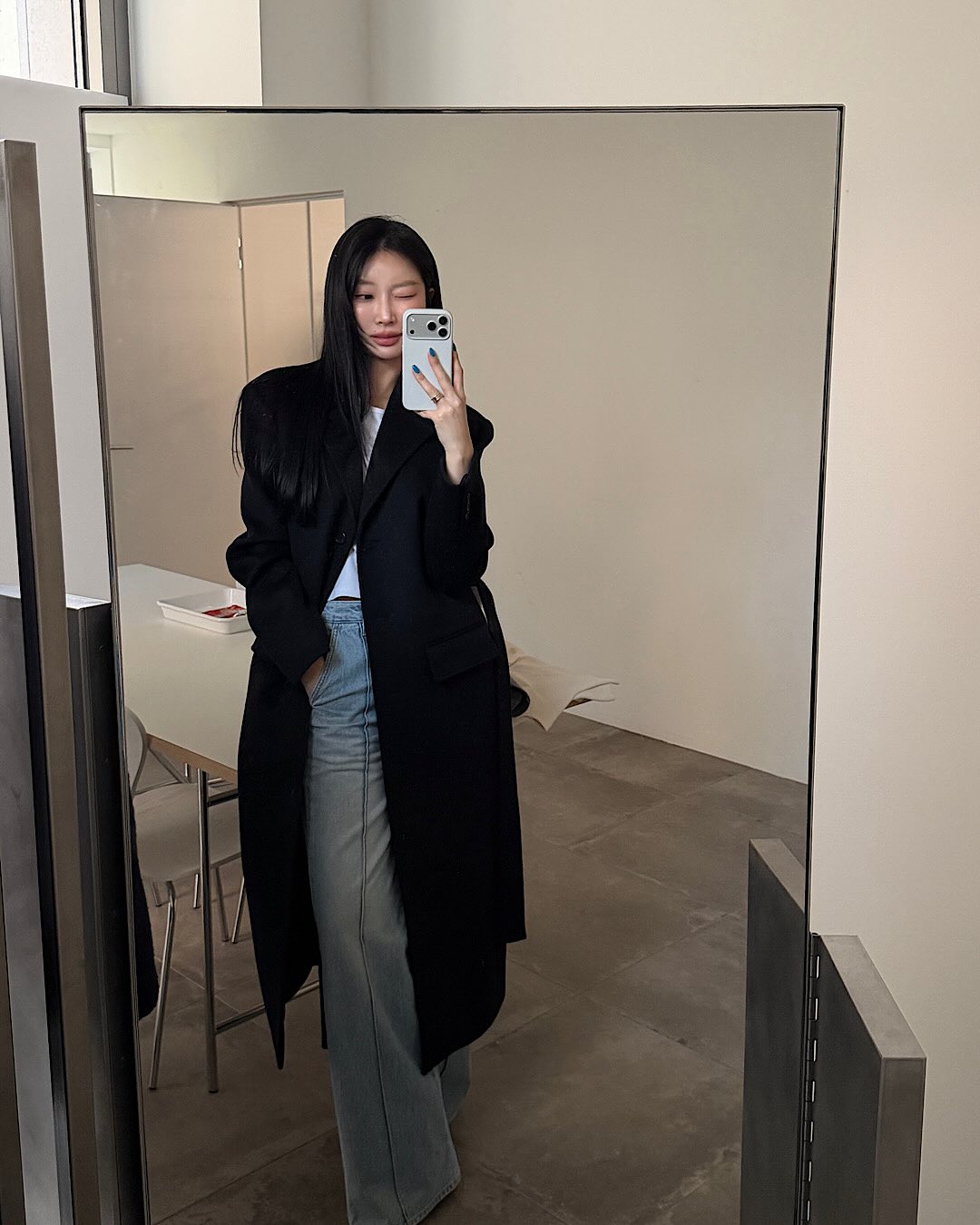 5 kiểu &aacute;o kho&aacute;c mặc với quần jeans, ai muốn s&agrave;nh điệu hơn nhất định phải biết- Ảnh 5.