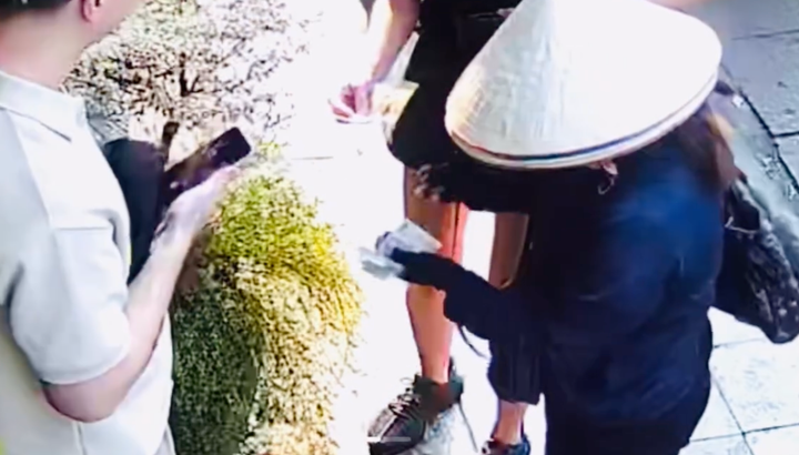 C&ocirc;ng an H&agrave; Nội x&aacute;c minh clip kh&aacute;ch T&acirc;y bị "chặt ch&eacute;m" 850.000 đồng chiếc n&oacute;n l&aacute;- Ảnh 1.