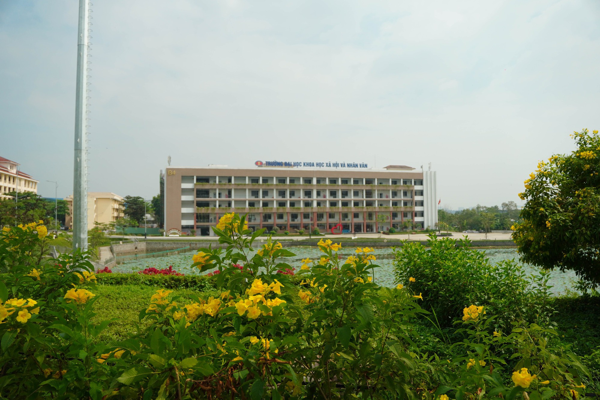 Trường c&ocirc;ng lập g&igrave; m&agrave; như resort thế n&agrave;y? G&oacute;c n&agrave;o cũng đầy chất thơ khiến hơn 5 ngh&igrave;n người phải v&agrave;o xu&yacute;t xoa hết cỡ- Ảnh 1.